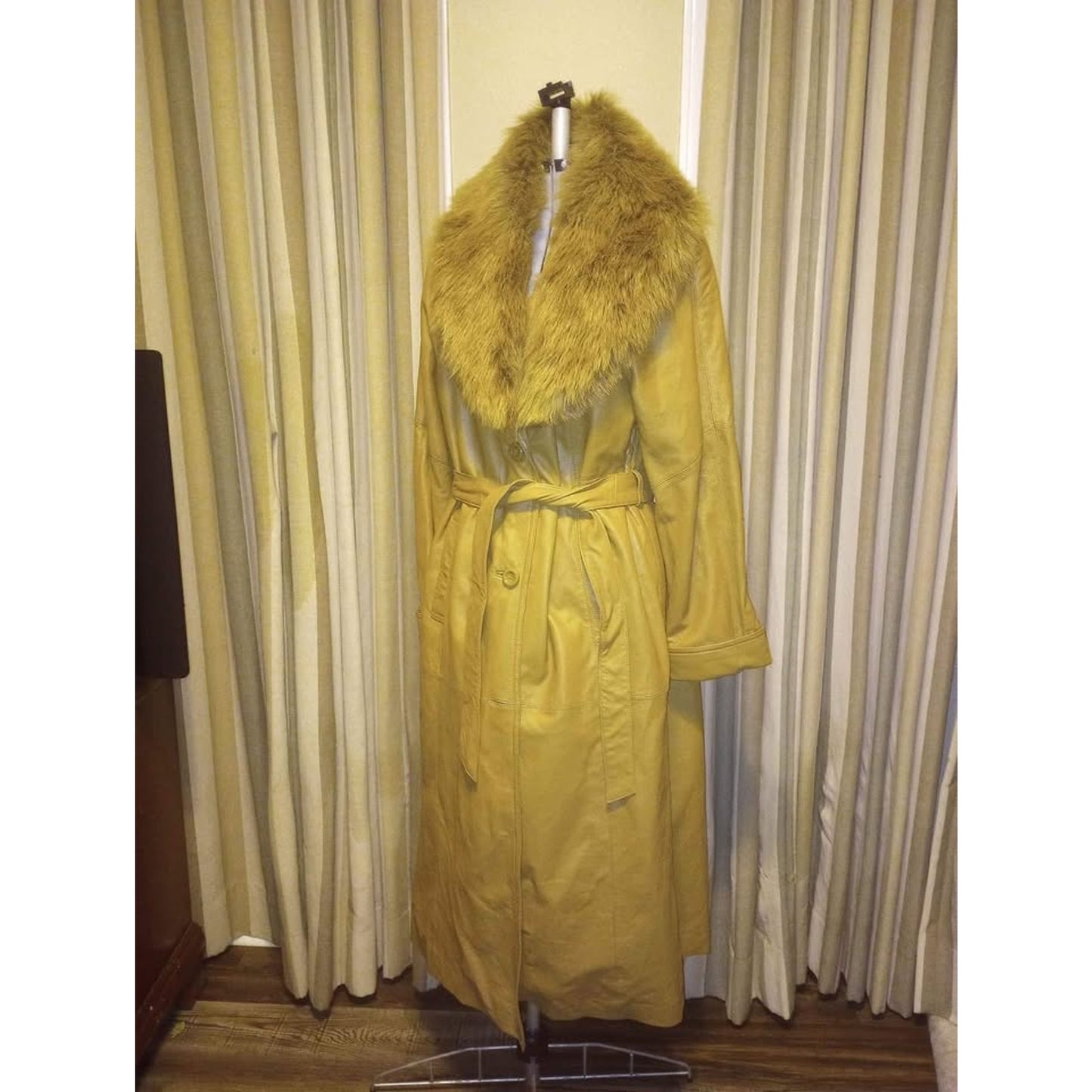 Women's Leather Coat with fur Collar