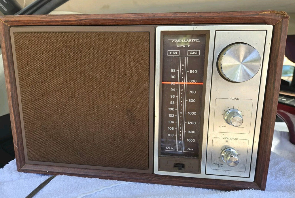 Realistic MTA-11 Vintage RadioShack AM/FM Radio Model 12-690