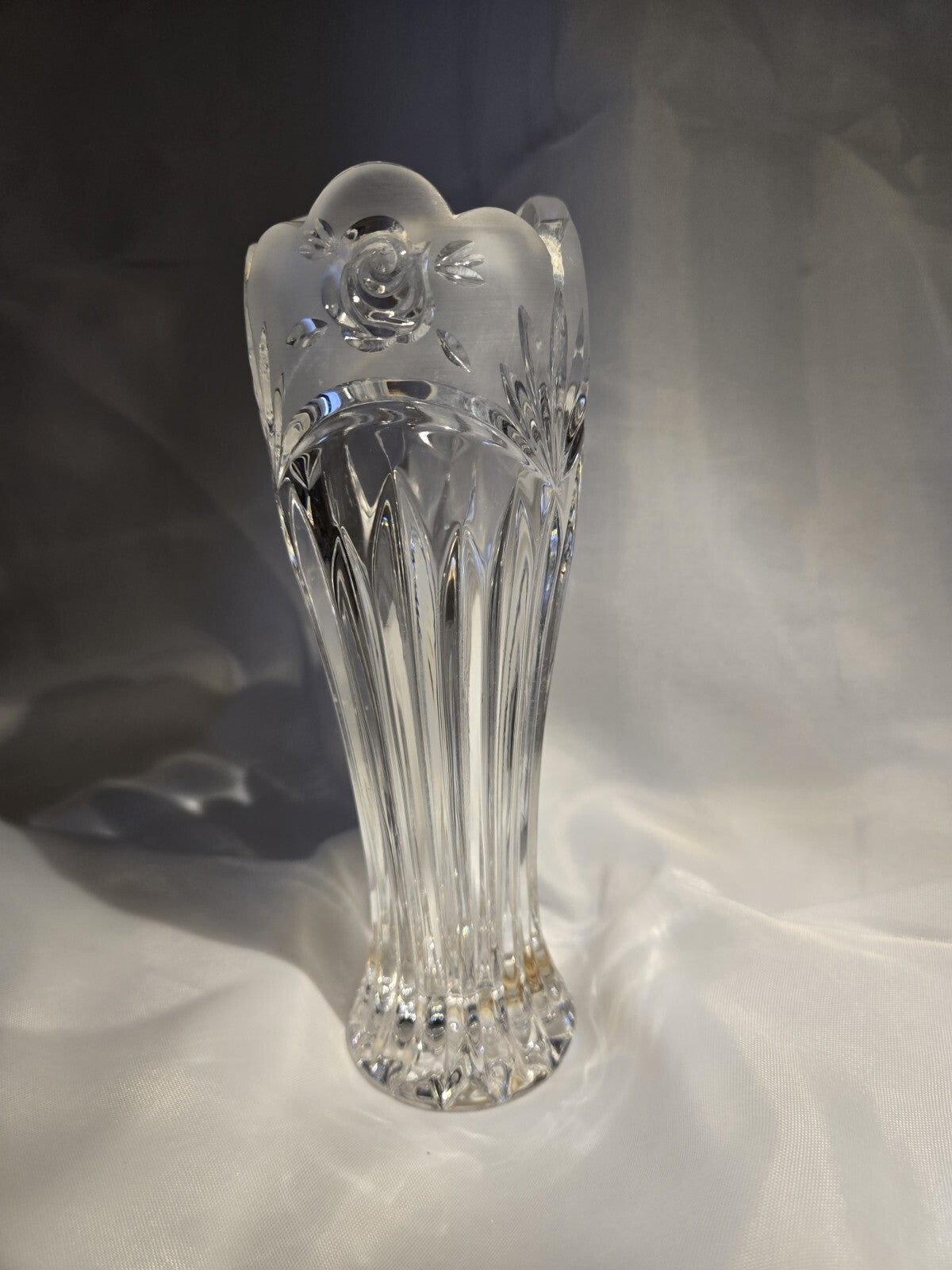 ONEIDA CRYSTAL SOUTHERN GARDEN 7" FLOWER BUD VASE