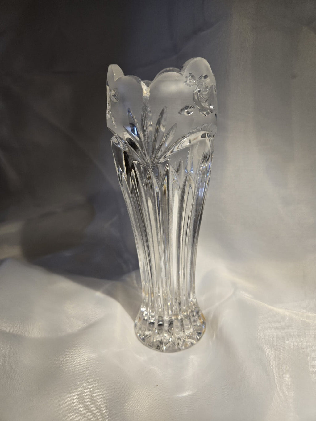 ONEIDA CRYSTAL SOUTHERN GARDEN 7" FLOWER BUD VASE