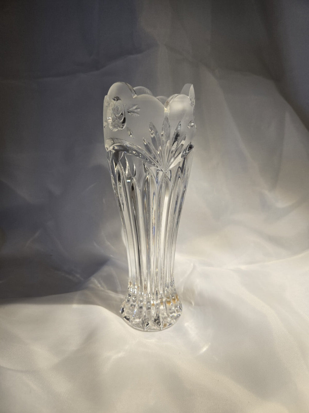 ONEIDA CRYSTAL SOUTHERN GARDEN 7" FLOWER BUD VASE