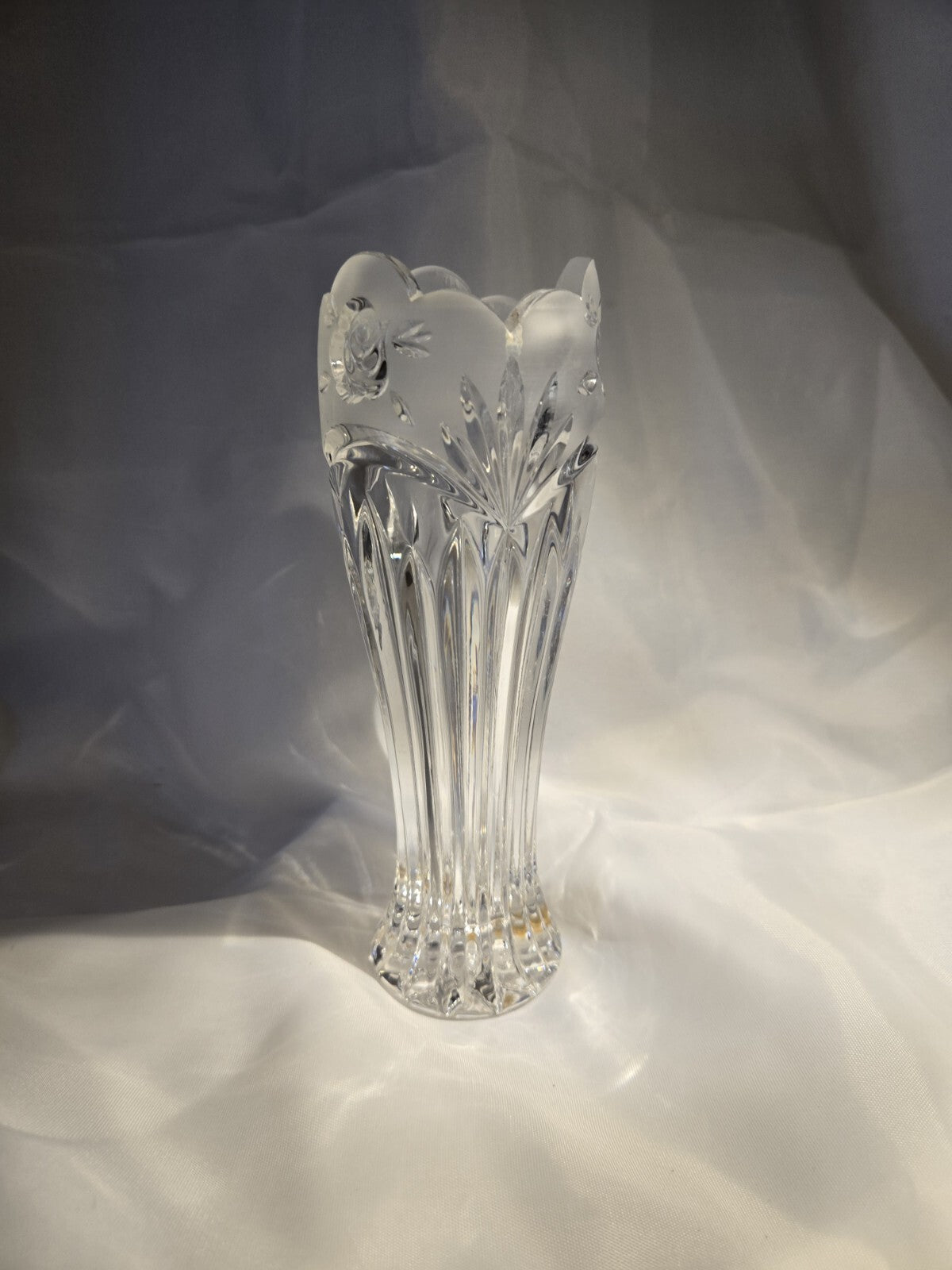 ONEIDA CRYSTAL SOUTHERN GARDEN 7" FLOWER BUD VASE