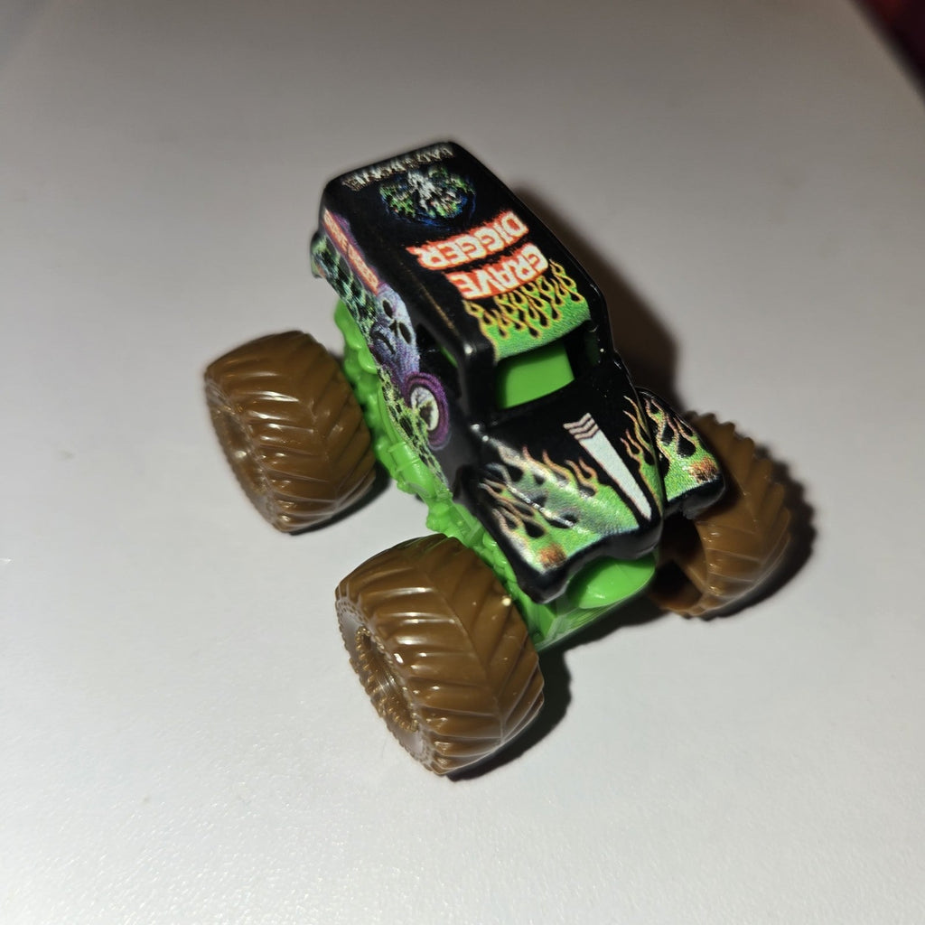 Hot Wheels DieCast Grave Digger 1:64 Monster Jam / Truck Bad To The Bone Skulls