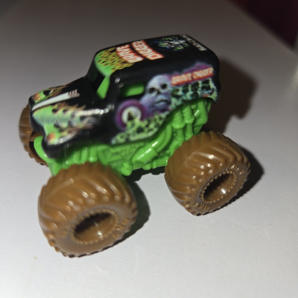 Hot Wheels DieCast Grave Digger 1:64 Monster Jam / Truck Bad To The Bone Skulls