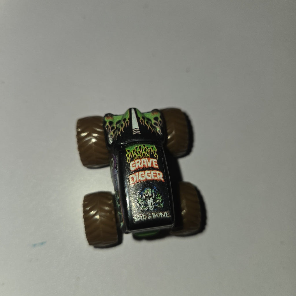 Hot Wheels DieCast Grave Digger 1:64 Monster Jam / Truck Bad To The Bone Skulls